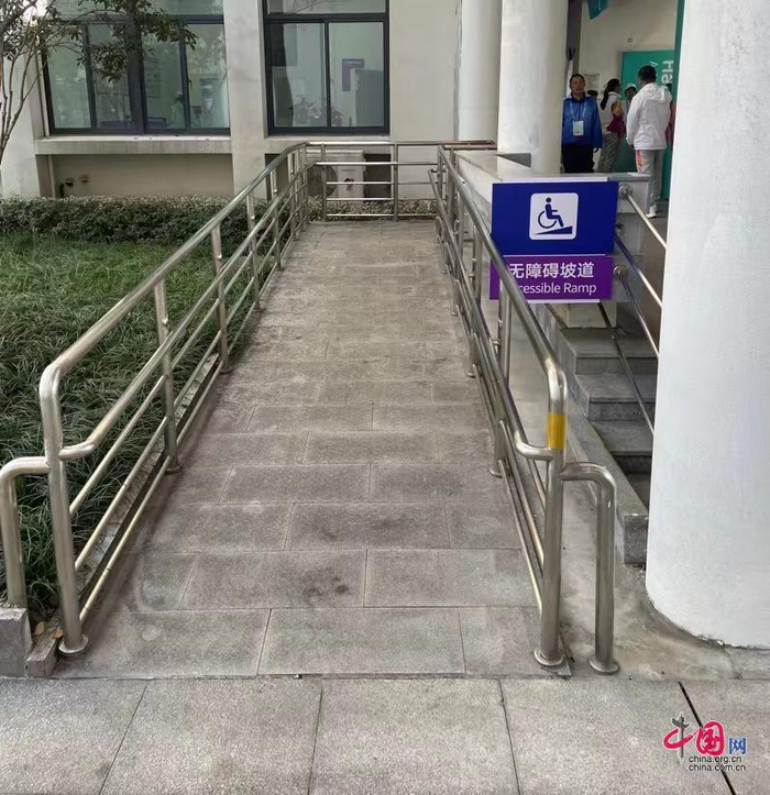 校园内的无障碍坡道(中国网记者 王维熙 摄)