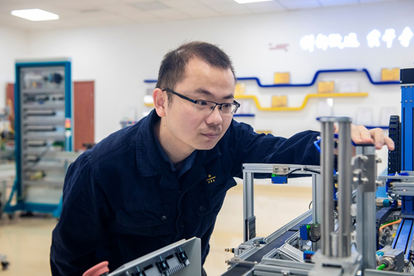 图为常德卷烟厂电气维修工金灵在劳模创新工作室备战技能竞赛。李曼 摄