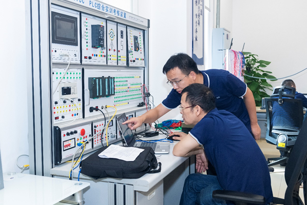 图为常德卷烟厂劳模（工匠）创新工作室课题攻关现场。李曼 摄