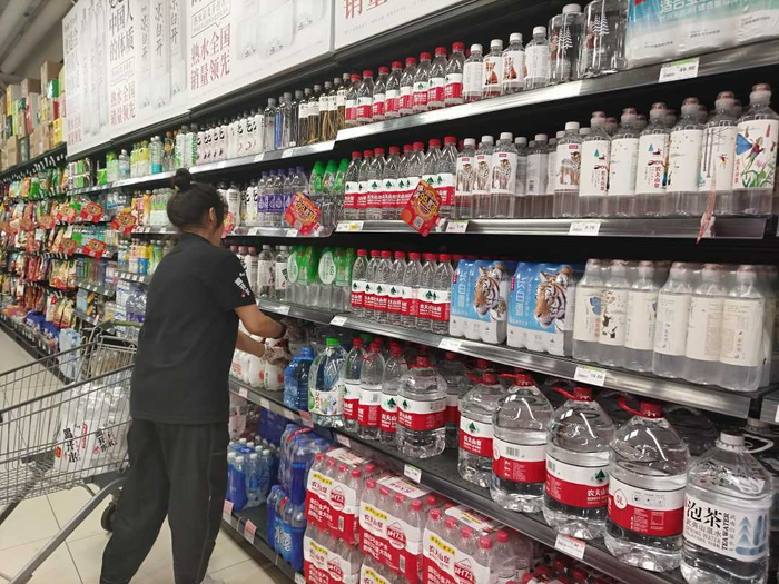 永辉超市北京西铁营万达店内，工作人员正在理货。韩肖摄