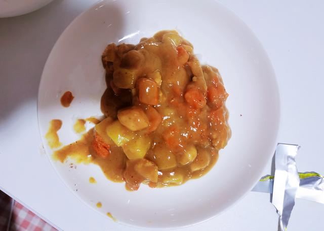 某电商平台卖家销售的一款咖喱鸡肉“料理包”，其中只有6块鸡肉。 新京报记者 刘欢 摄