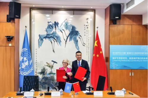 植物医生与联合国开发计划署签署“UNDP- DR PLANT生物多样性项目”(植物医生品牌创始人兼董事长解勇【右】)