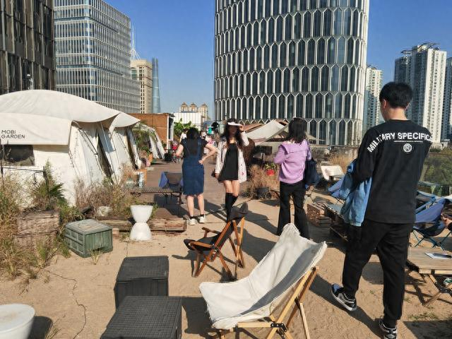 今年10月21日下午，借着一场大型相亲活动，摩登空间才有了些人气。 李宝花 摄