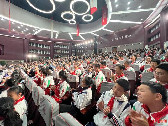 ▲老师们的实验操作吸引了学生们的参与