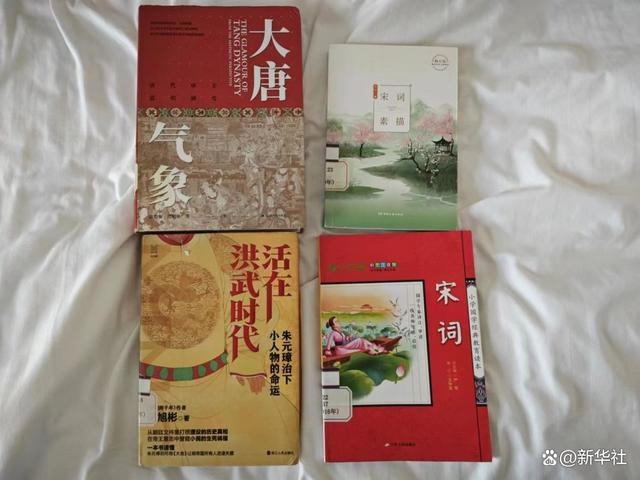 李丽青宿舍里的书。图片由采访对象提供