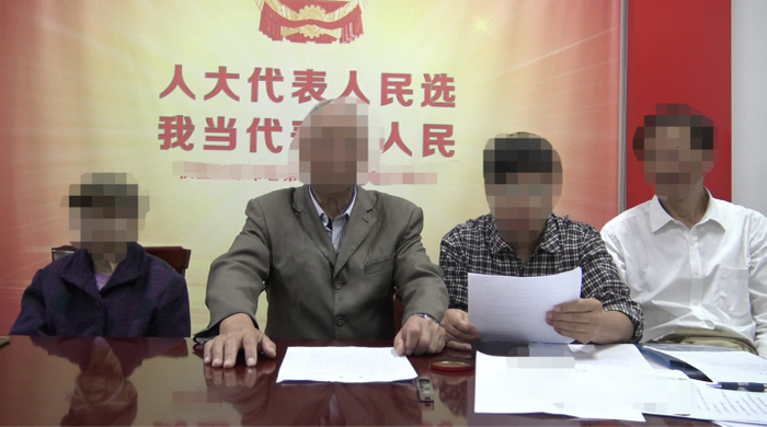 某老人在街道做录音录像遗嘱见证（中间为遗嘱人，右边两位为见证人）受访者提供