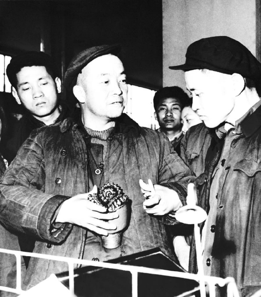 　　王进喜向新工人讲授钻井操作规程和技术要领。（受访单位供图）