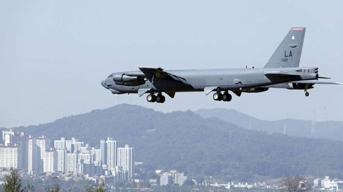 10月17日,美国b-52h战略轰炸机准备降落在韩国清州空军基地.