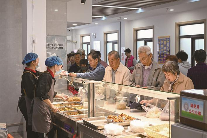     10月17日，工作人员在天津市河西区越秀路街道居家养老服务中心为老年人提供助餐服务。    新华社发
