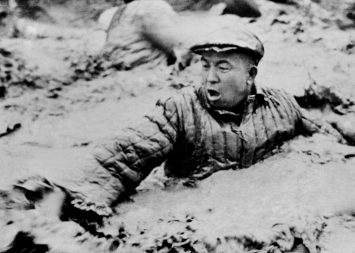 　　王进喜用身体搅拌泥浆。（受访单位供图）
