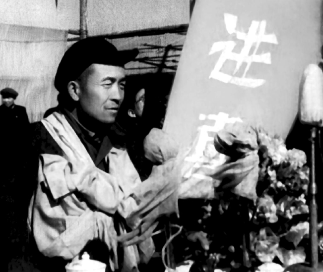 　　王进喜在万人誓师大会上发出了“宁肯少活20年，拼命也要拿下大油田”的誓言。（受访单位供图）