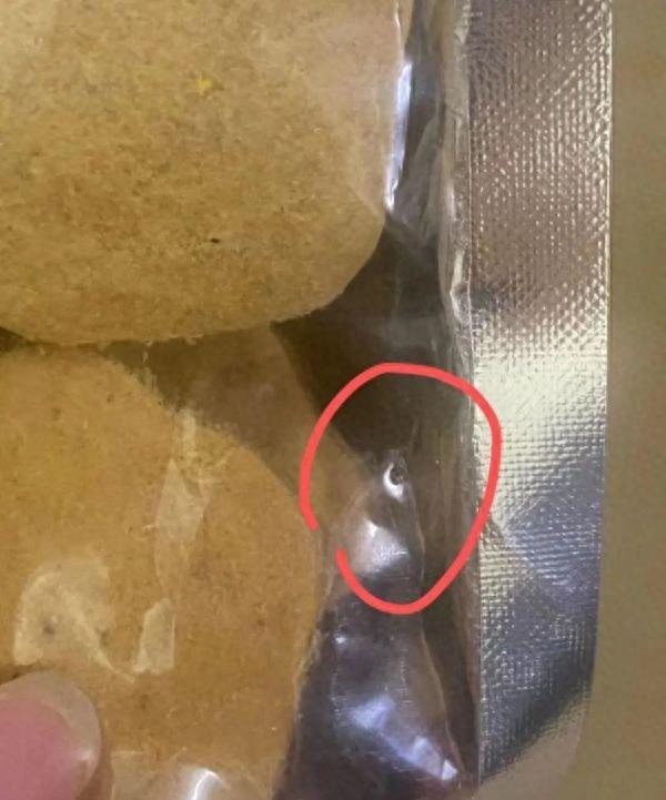 徐先生在购买的宠物零食下发现针孔和液体流动的痕迹/受访者供图