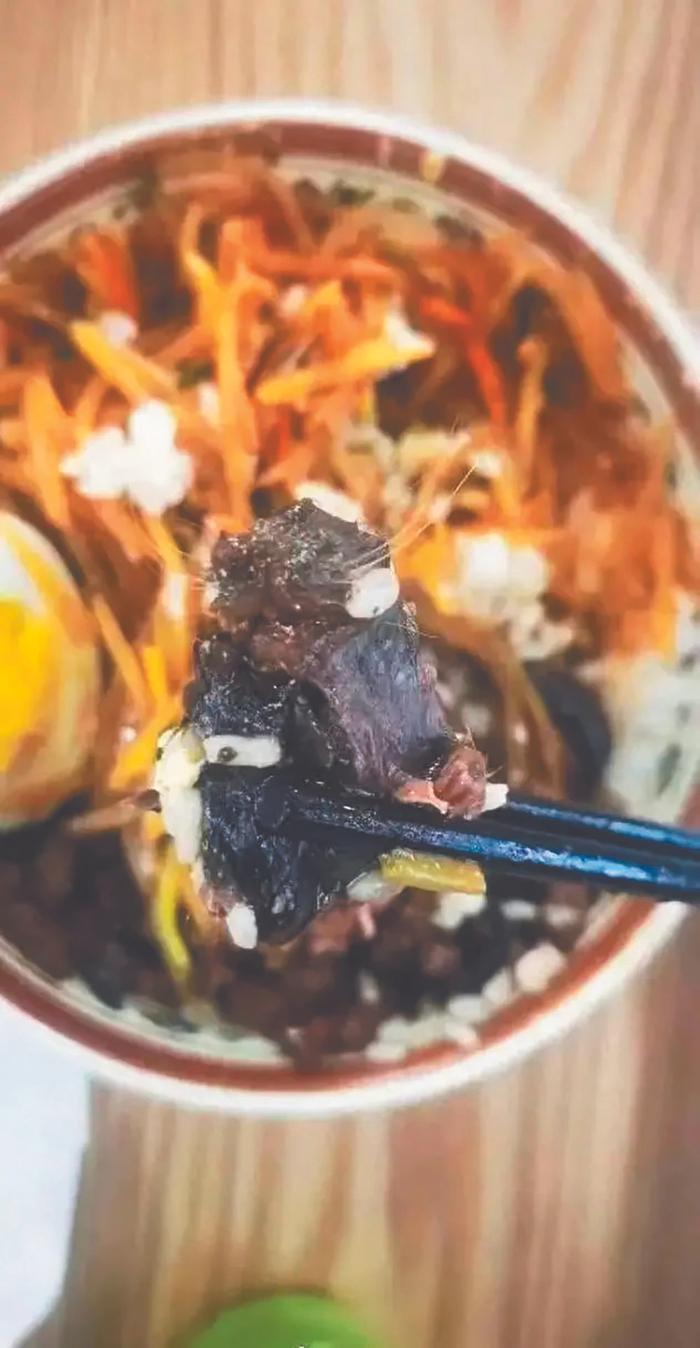     有网友爆料称华北理工大学的学生疑似吃出鼠头异物。 中新网