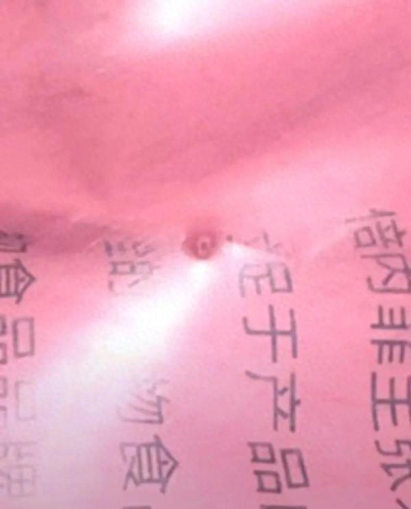 王女士在狗粮袋上发现针孔/受访者供图