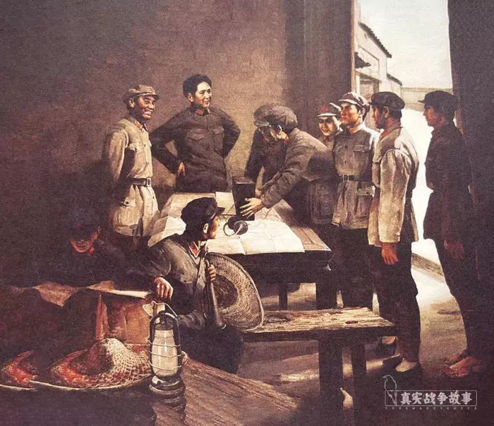 王诤在长征途中展示工作电台