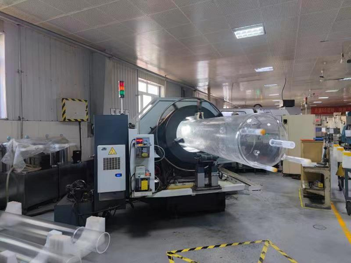 凯德石英生产车间的外圆磨床&nbsp;本报记者&nbsp;杨洁&nbsp;摄