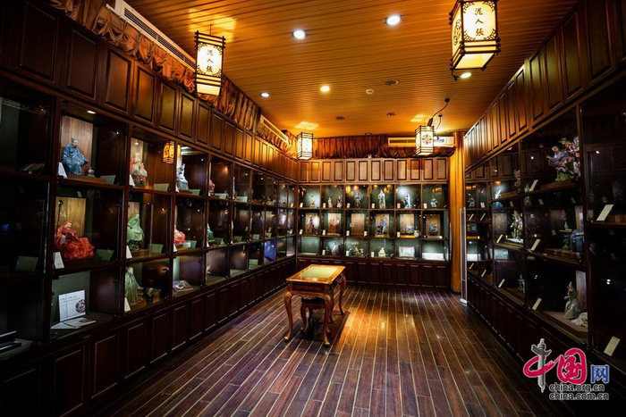 泥人张世家店面内展示了许多极具艺术价值的泥塑珍品.