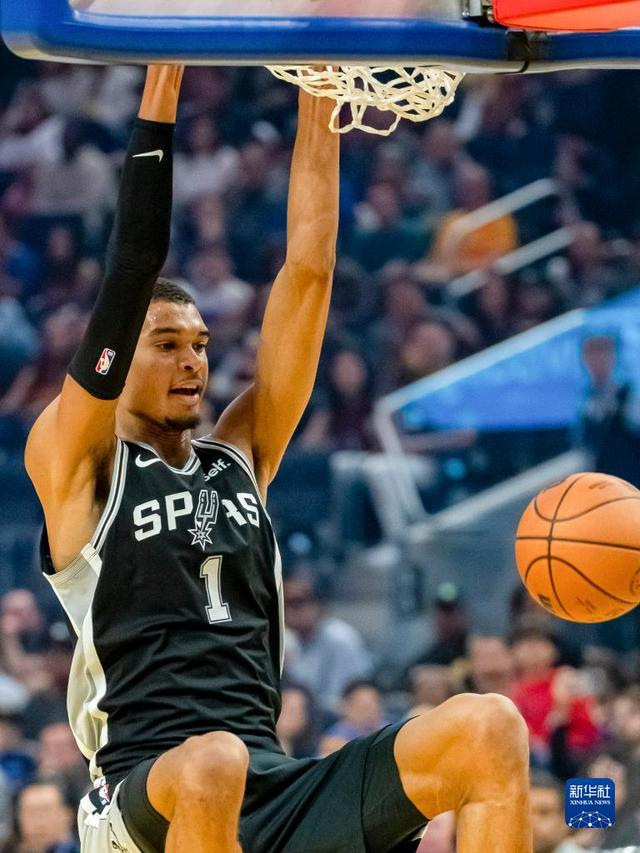 在10月20日马刺对勇士的比赛中。文班亚马双手暴扣。来源：新华网