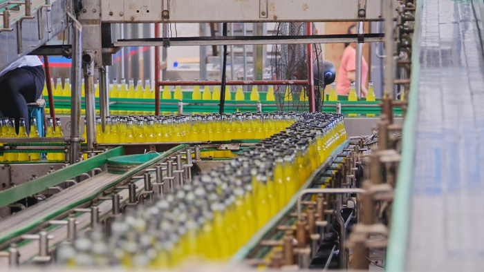 武汉二厂汽水灌装线。（资料图片）