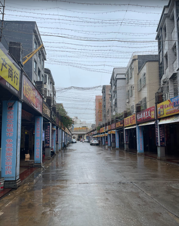 因为台风的关系，当天的一夜埕海鲜一条街看上去有些冷清。