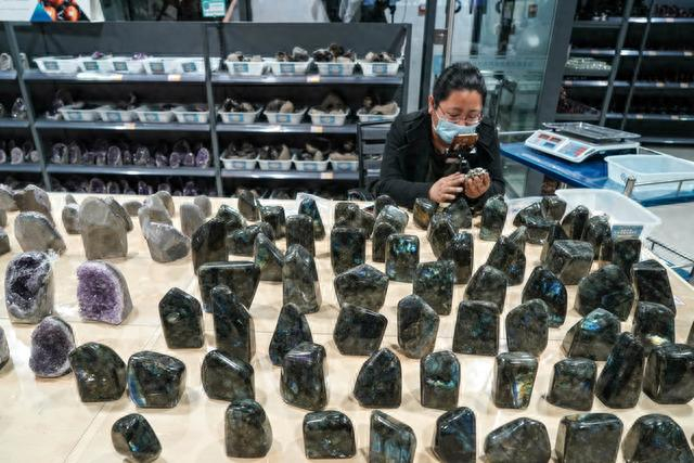 主播在东海水晶跨境电商交易中心直播销售水晶及石制工艺品。新华社记者 杨磊 摄