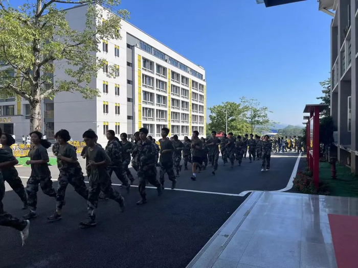 学生在校内跑操