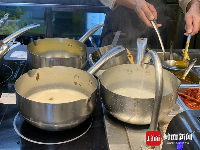 某酸菜鱼连锁店统一配置的高汤。封面新闻见习记者 何金蓝摄影