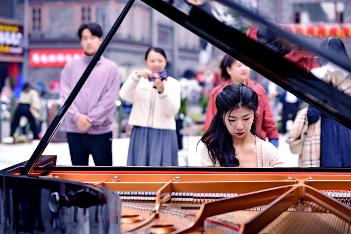 第十三届中国音乐金钟奖钢琴组第一名孙麒麟在成都川剧艺术中心为市民演出