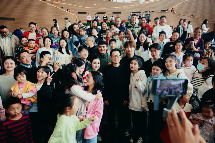 观众欢聚演出现场