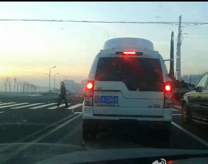 面对急匆匆的办事大哥，你能做的就是，看着他的尾灯，目送他离开