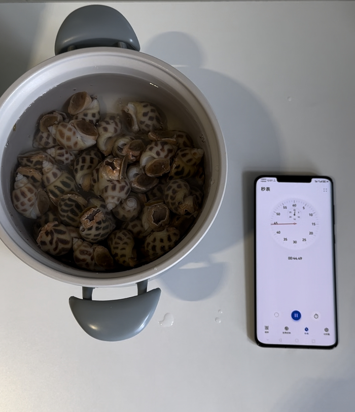 记者测试水煮花螺后的重量。