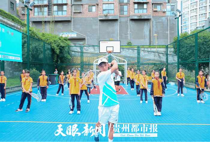 运动员在观山湖区金阳街道帝景社区给孩子教授网球技巧。左春林 摄