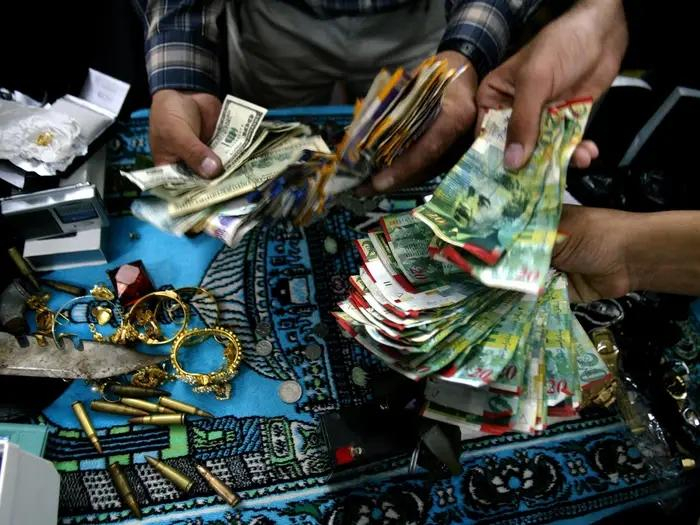 ▲加沙城内，哈马斯活动人士正在接受巴勒斯坦人的捐款