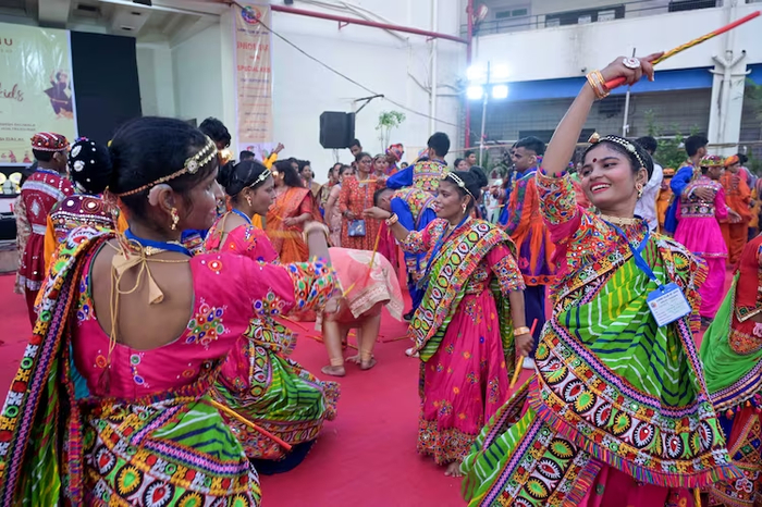 ▲10月15日，印度孟买的儿童跳加尔巴舞