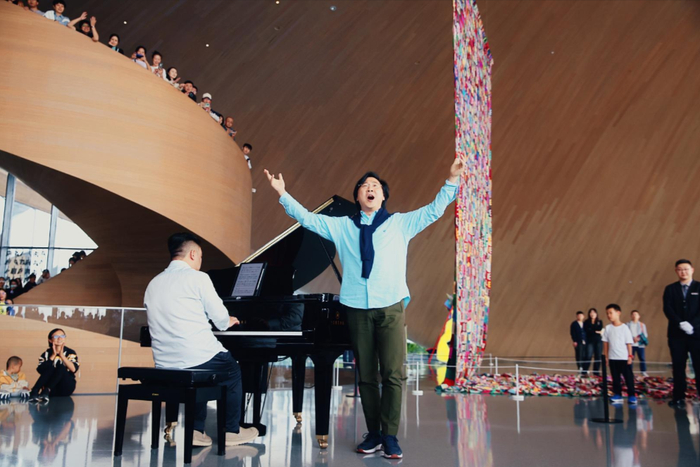 在成都图书馆、天府人文艺术图书馆，石倚洁（上图）、廖昌永（下图）奉上精彩的快闪演出