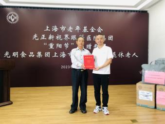 图左：上海市老年基金会办公室副主任包鑫龙