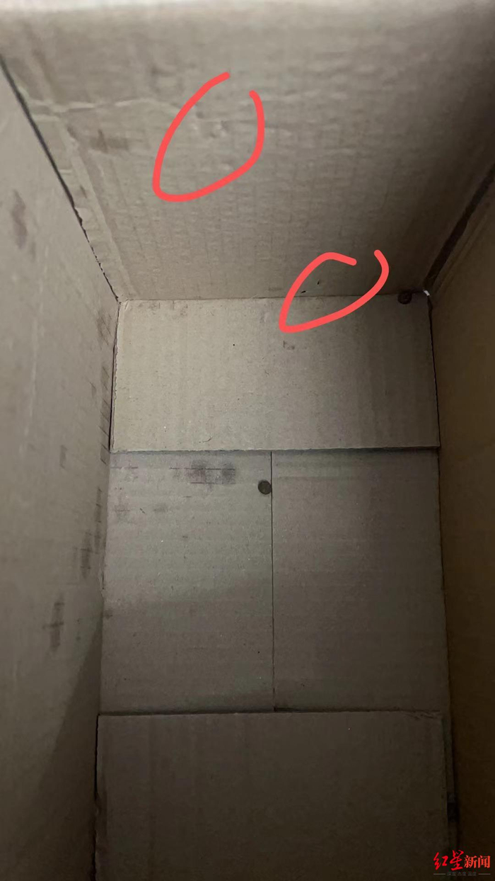 ▲袁女士表示，装狗粮的盒子上也有不明小孔