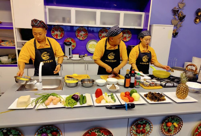 新中式快餐拉面深受中外食客的欢迎。 受访者供图