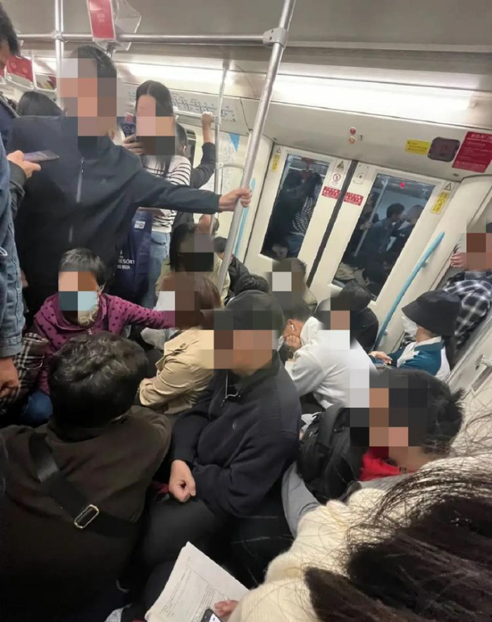 网民拍到的地铁9号线上的“板凳族”