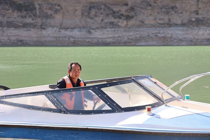 白俊生正在驾驶快艇