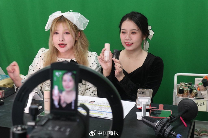 一彩妆品牌的主播正在直播卖货。（图片由CNSPHOTO提供）