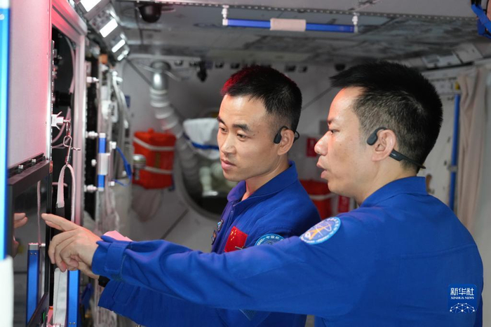 　　航天员汤洪波（右）和唐胜杰在进行核心舱操作训练（2023年6月8日摄）。新华社发（孔方舟 摄）