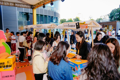 ▲“向往·好享春城之昆明美好生活节”线下市集吸引众多消费者打卡体验。摄影：许静