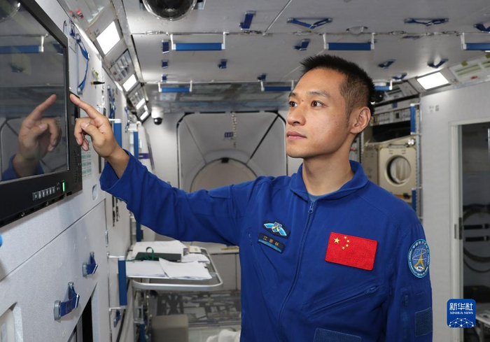 　　航天员江新林在进行训练（2023年9月27日摄）。新华社发（徐部 摄）