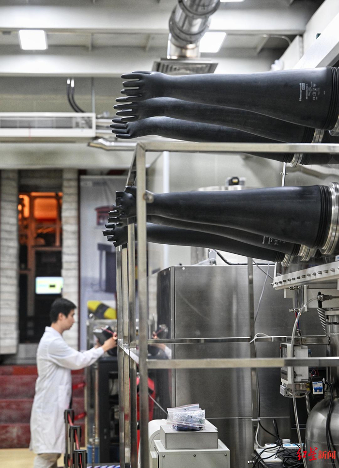 ▲研究人员正在操作仪器