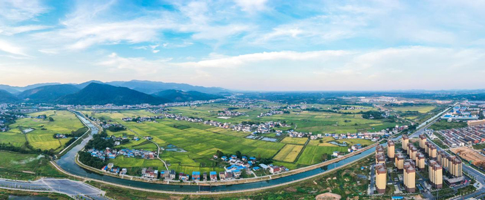 中小河流治理工程——治理后的黑河城区段全景。太湖县委宣传部供图