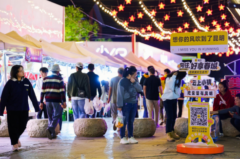▲“昆明美好生活节”仕林街特色展区，吸引消费者驻足观摩。摄影：张静