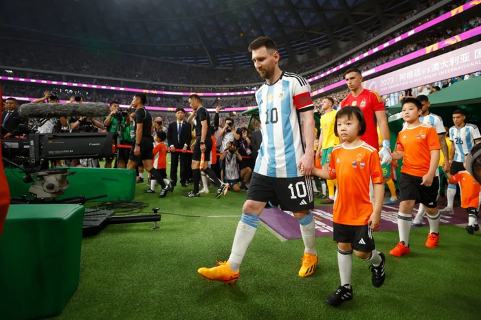 梅西今年6月引爆工人体育场，现场5万球迷观战。图/中新图片 中新社记者 富田 摄