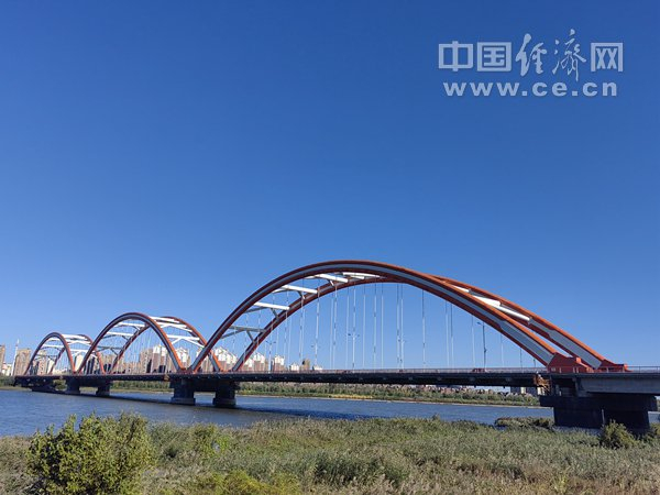 天津滨海新区的彩虹桥(中国经济网记者 年巍/摄)