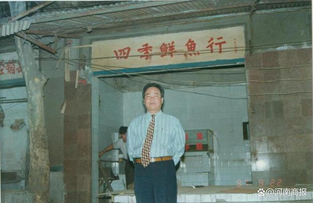 图说：上世纪90年代，四季物流港创始人邱新航在集贸市场开设鲜鱼门店